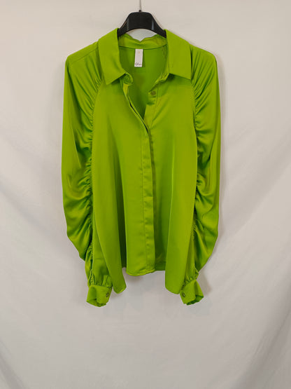 Q. GUAPA. Blusa verde satinada mangas T.m