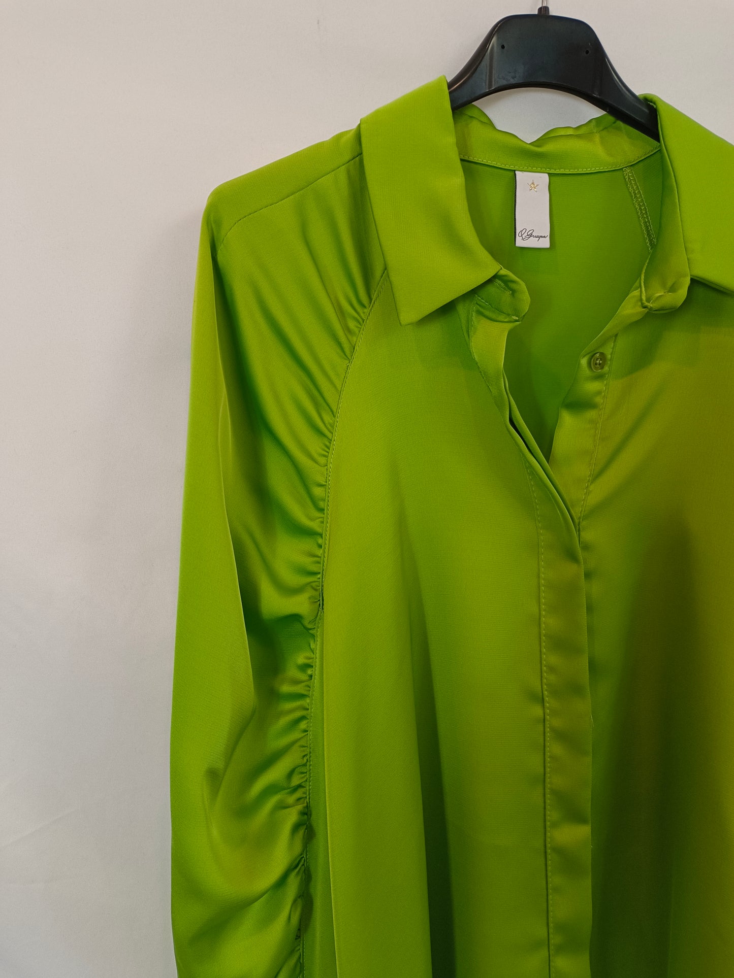 Q. GUAPA. Blusa verde satinada mangas T.m