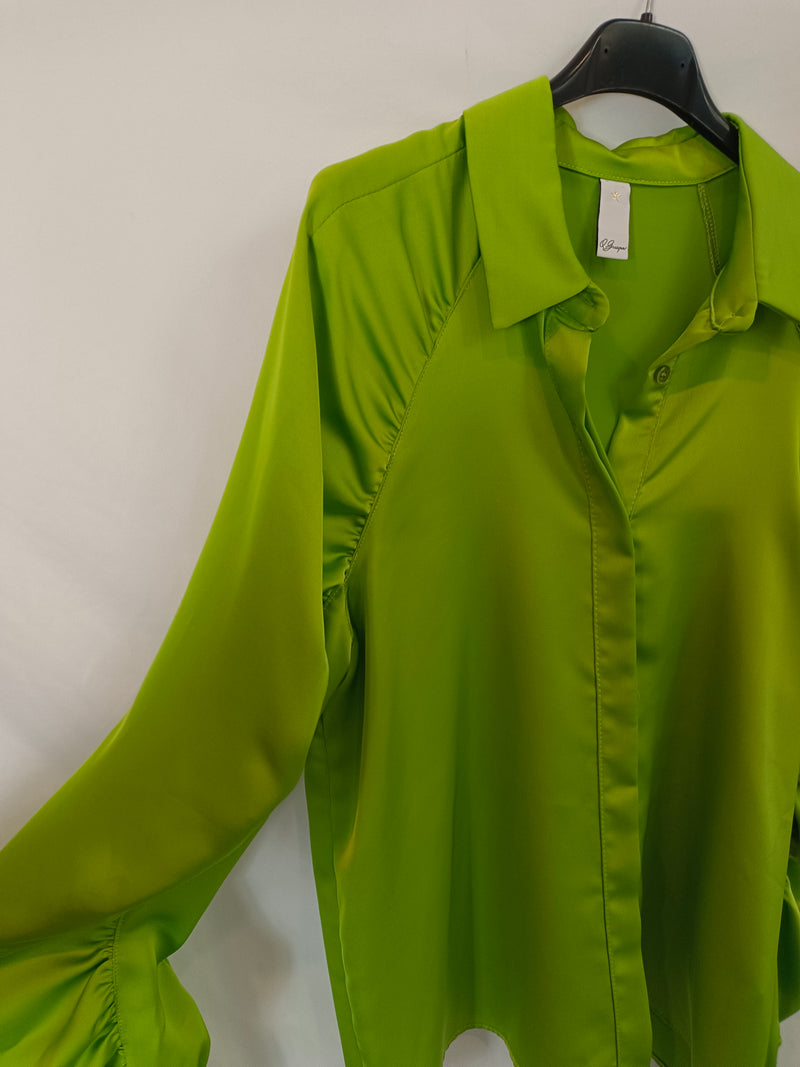 Q. GUAPA. Blusa verde satinada mangas T.m