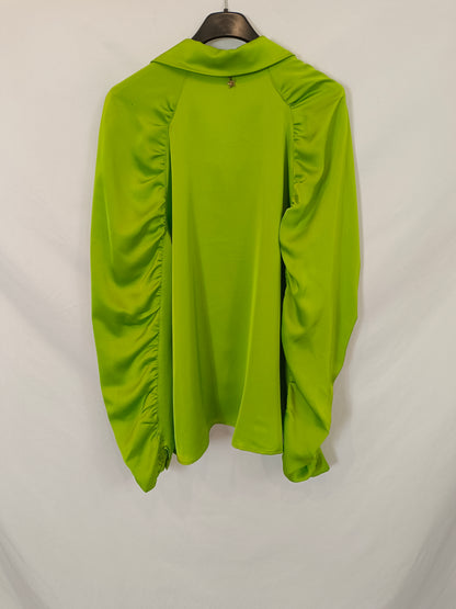 Q. GUAPA. Blusa verde satinada mangas T.m