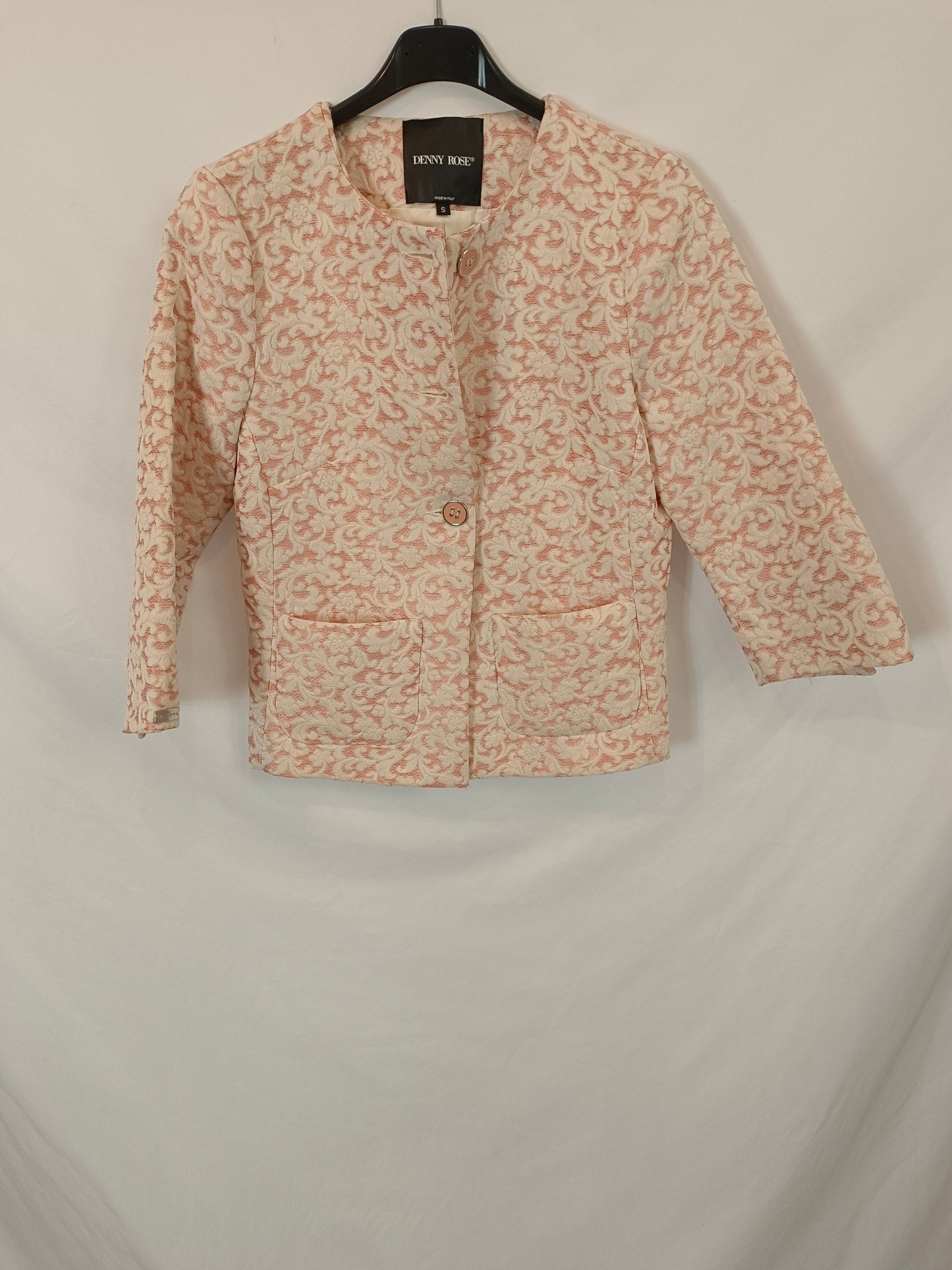 DENNY ROSE. Chaqueta rosa bordada T.s