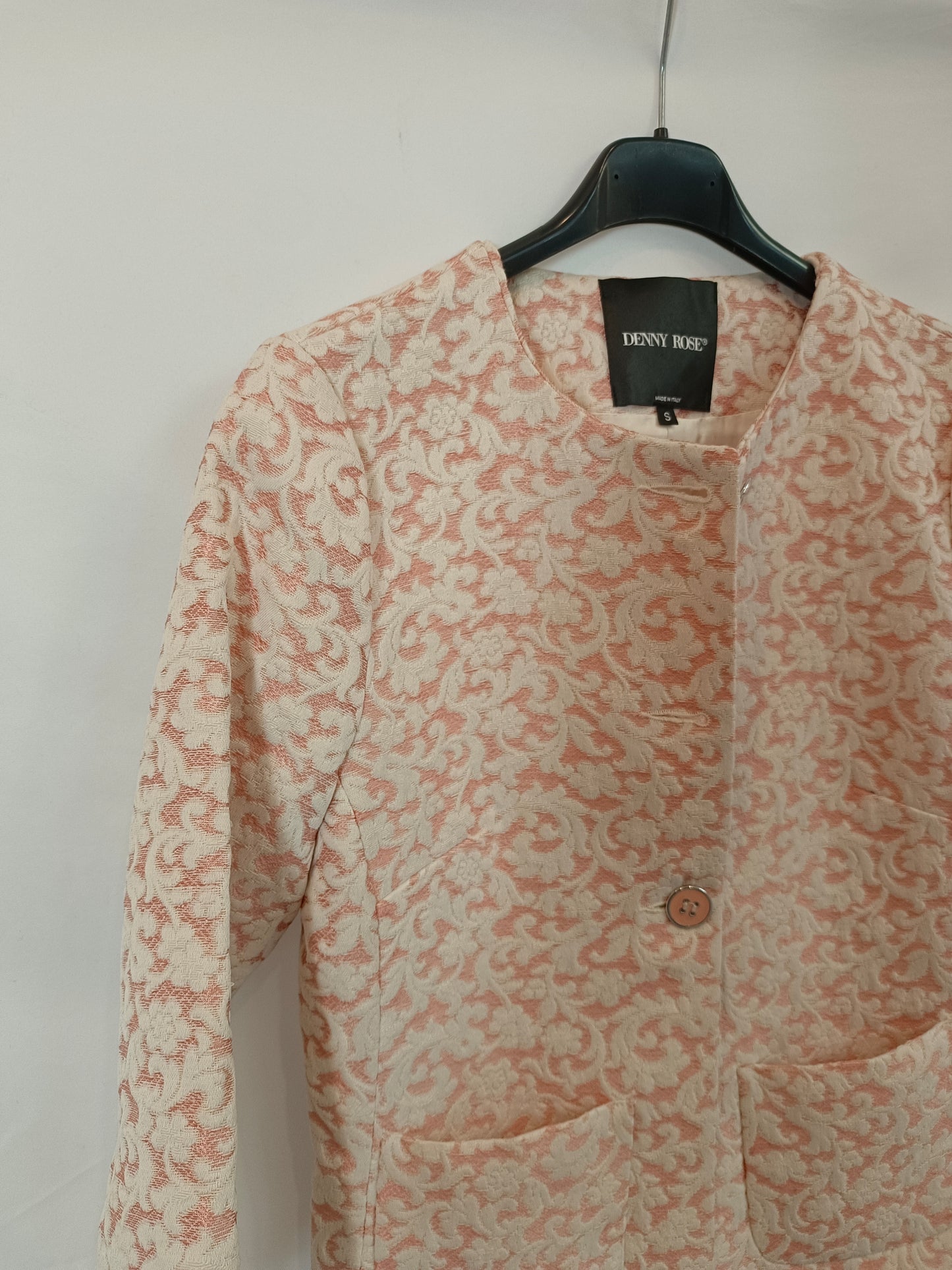 DENNY ROSE. Chaqueta rosa bordada T.s