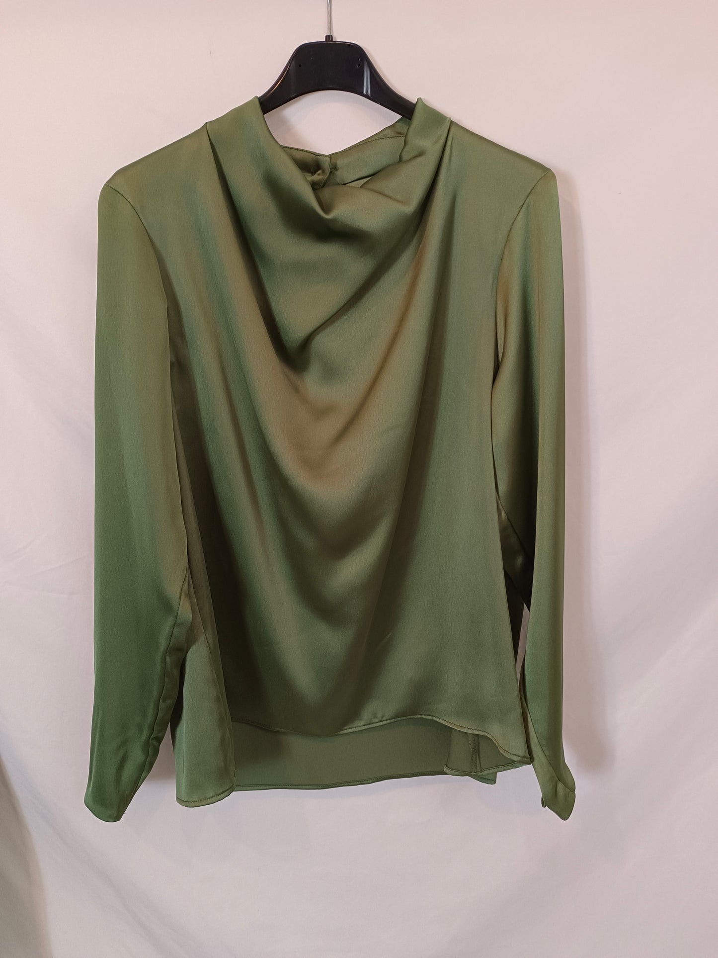 ZARA. Total satin green look Ts