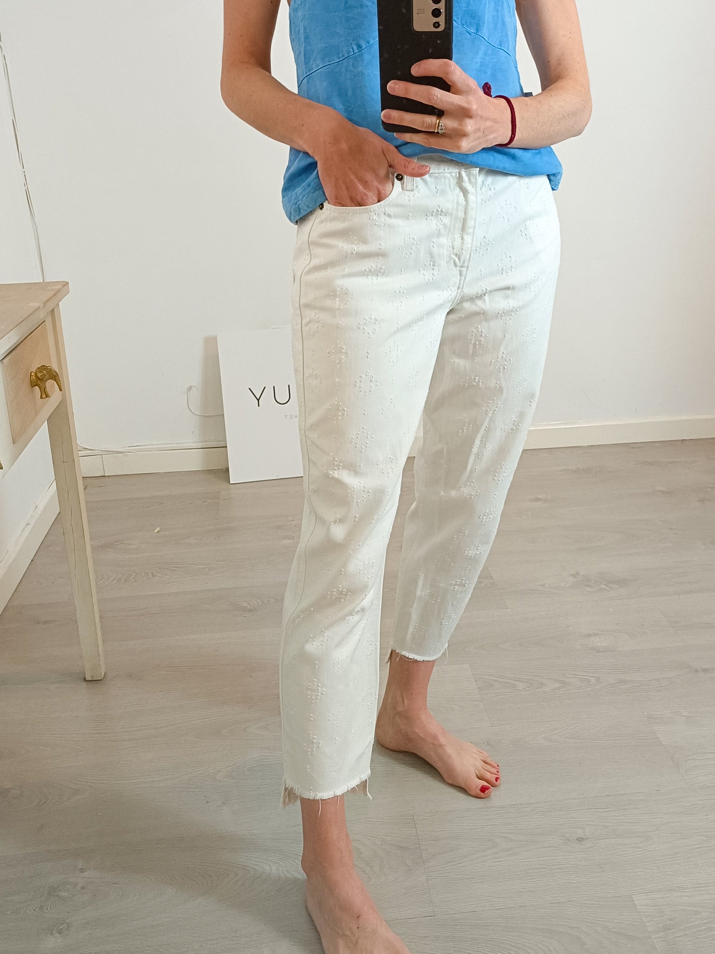 ABERCROMBIE & FITCH. Pantalón vaquero blanco bordados. T 27 (36)