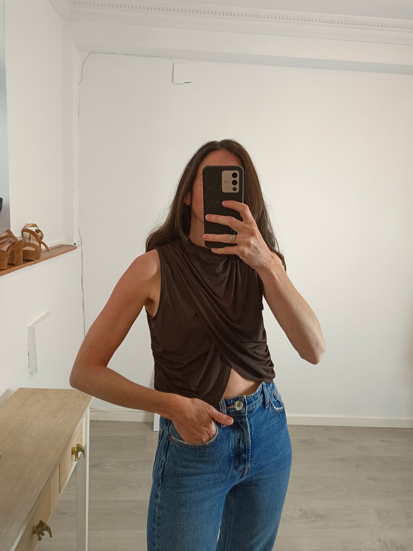 OYSHO. Top elástico marrón cruzado. T M