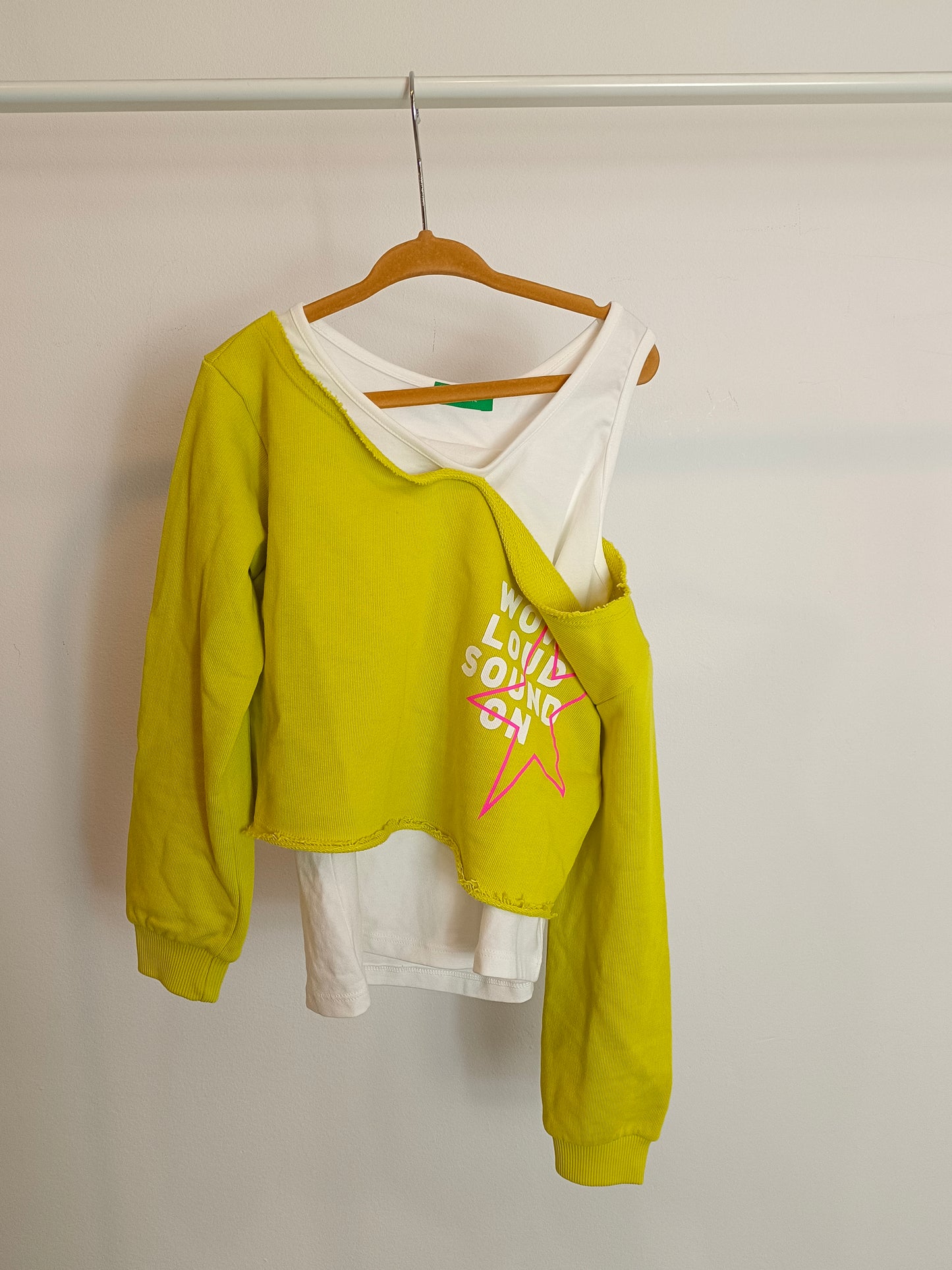BENETTON. Yellow sweatshirt top, size 6-7 years