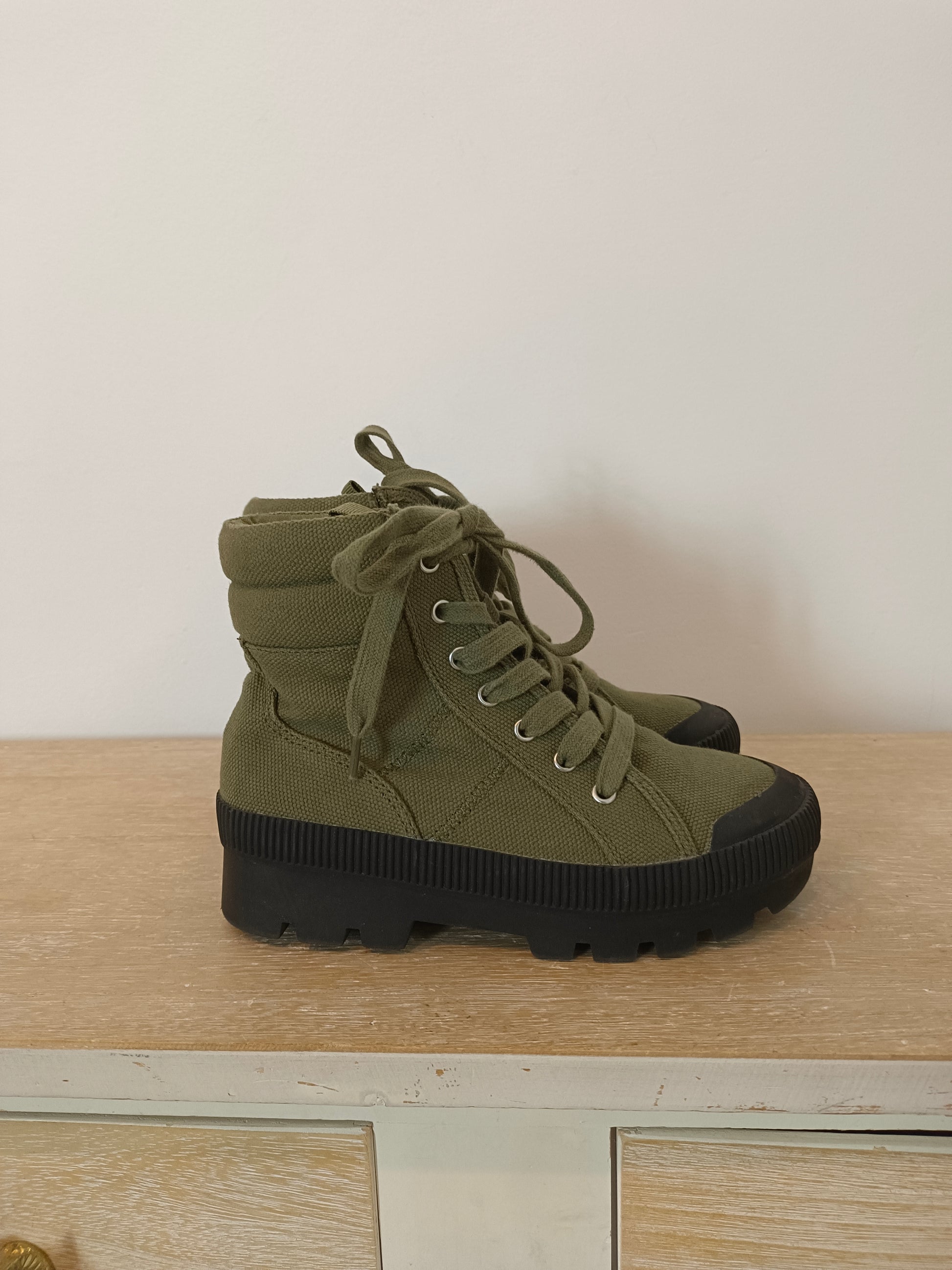 Green lace-up boots, size 33 Greens 33
