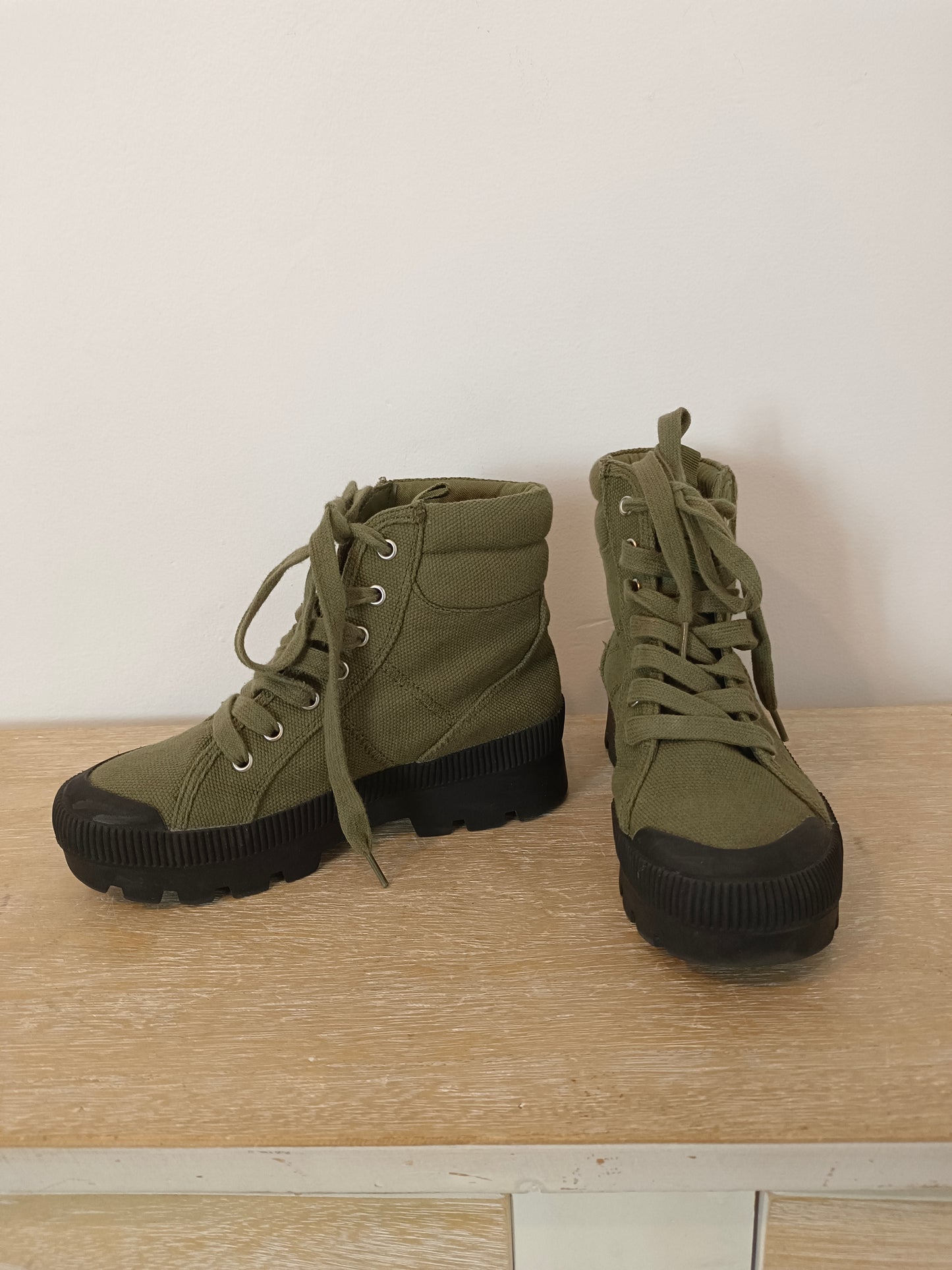 MANGO. Green lace-up boots, size 33