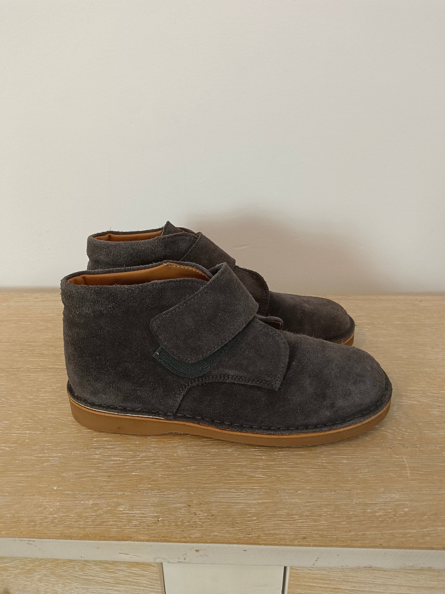 ELI. Grey suede boot size 33