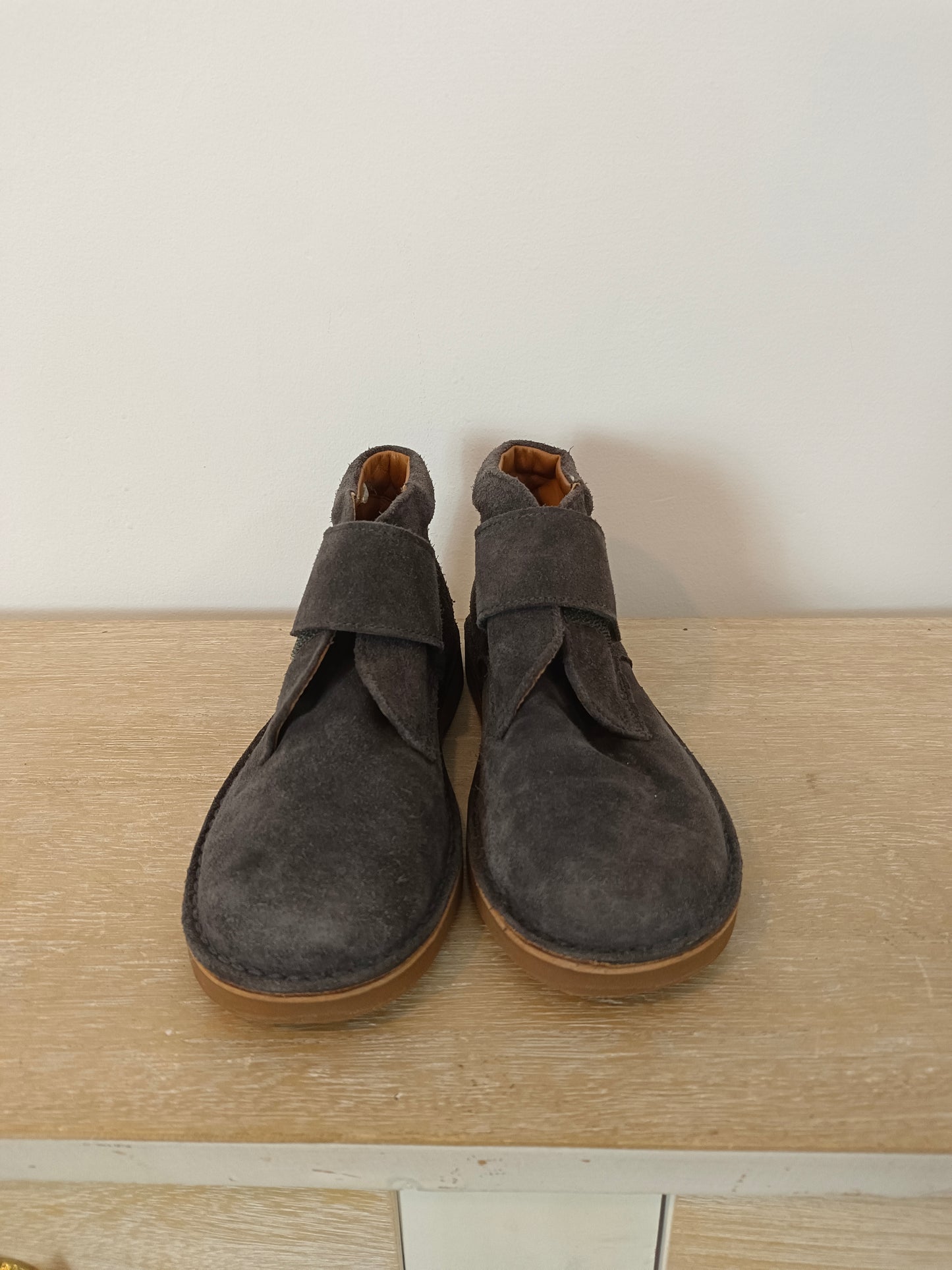 ELI. Grey suede boot size 33