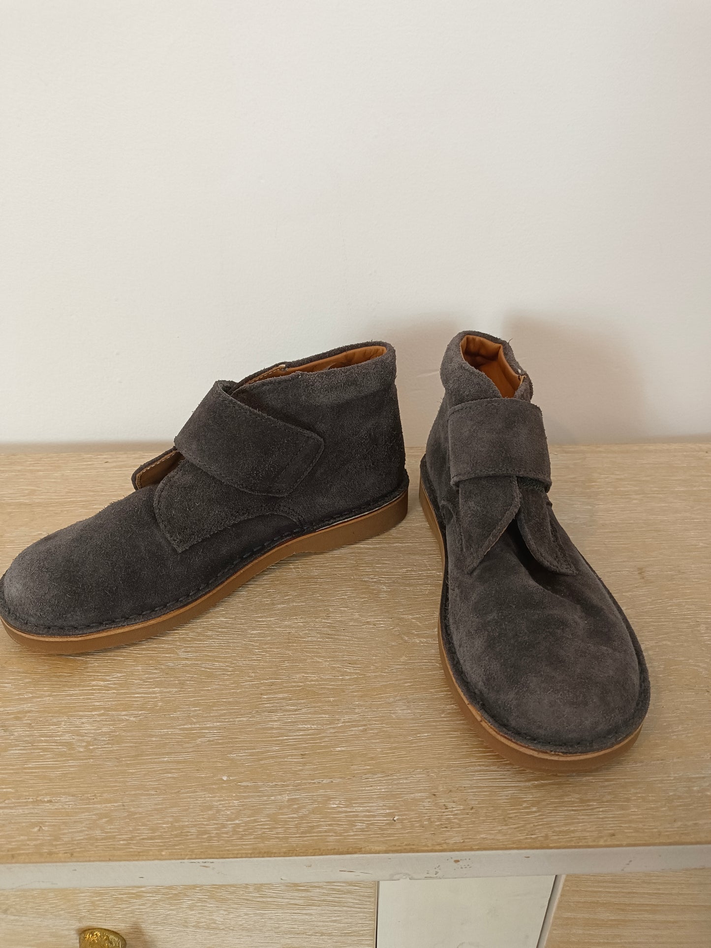 ELI. Grey suede boot size 33