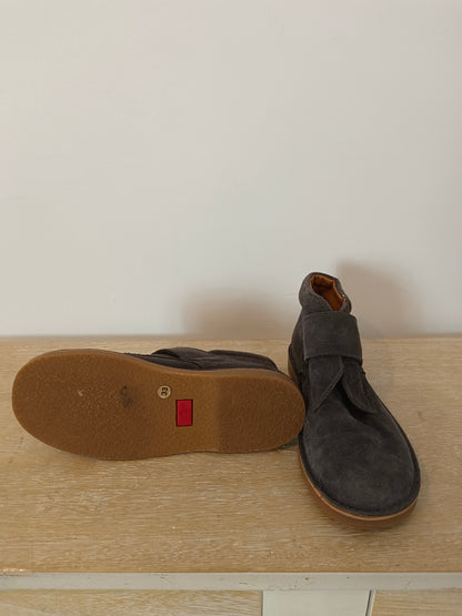 ELI. Grey suede boot size 33