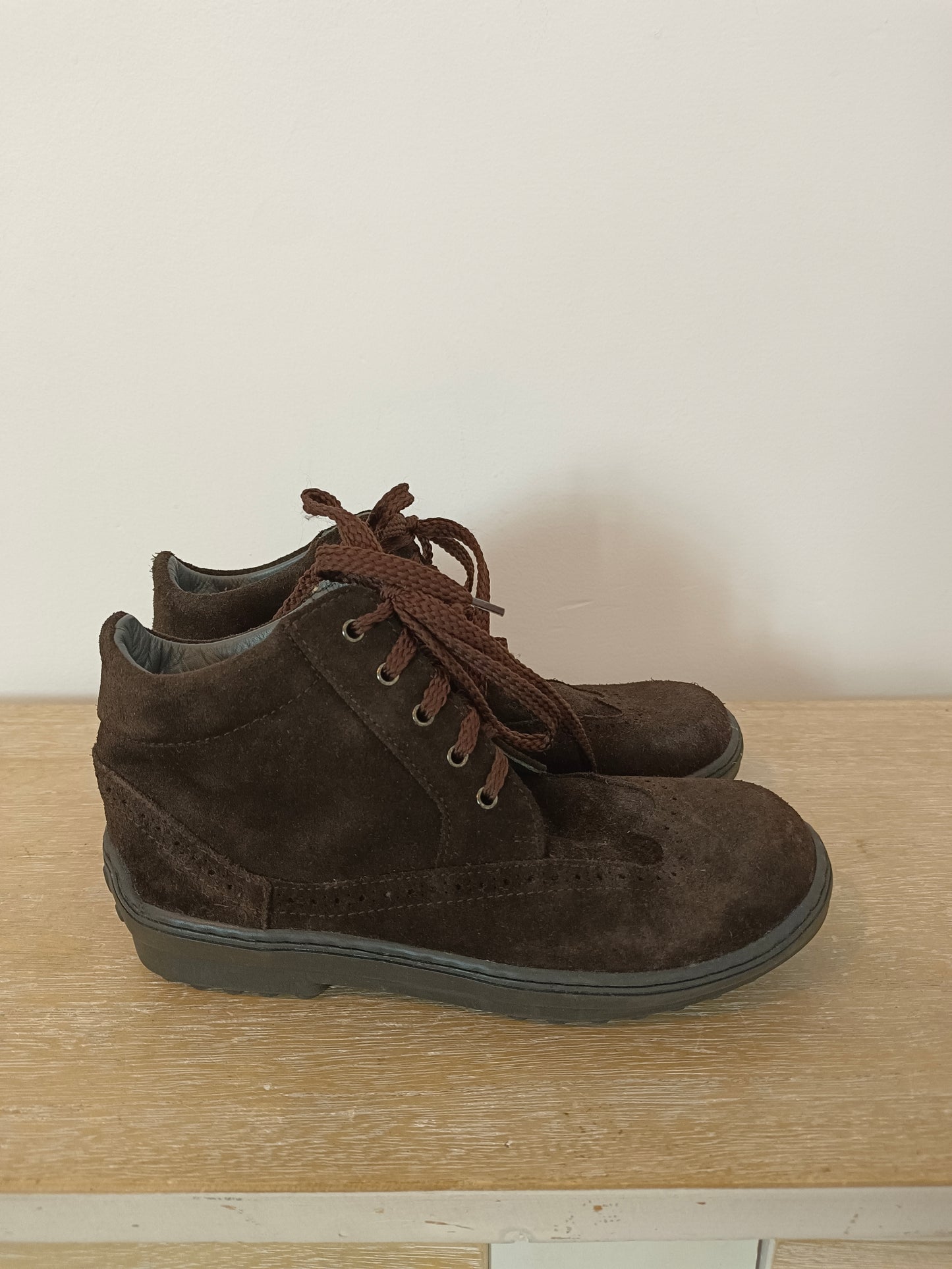 ELI. Brown lace-up boots, size 33