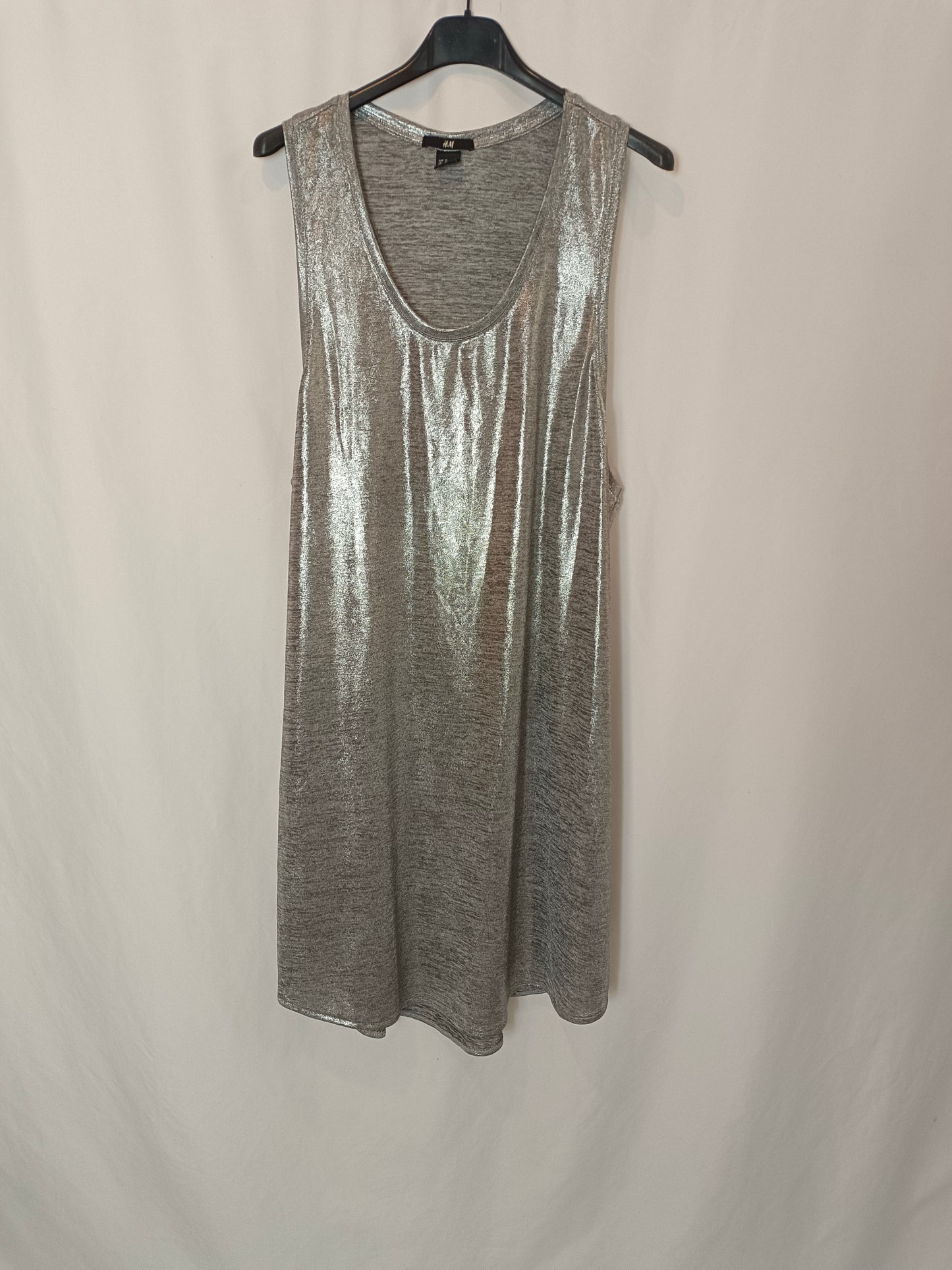 H&amp;M. Silver flowy T-shirt S.xl