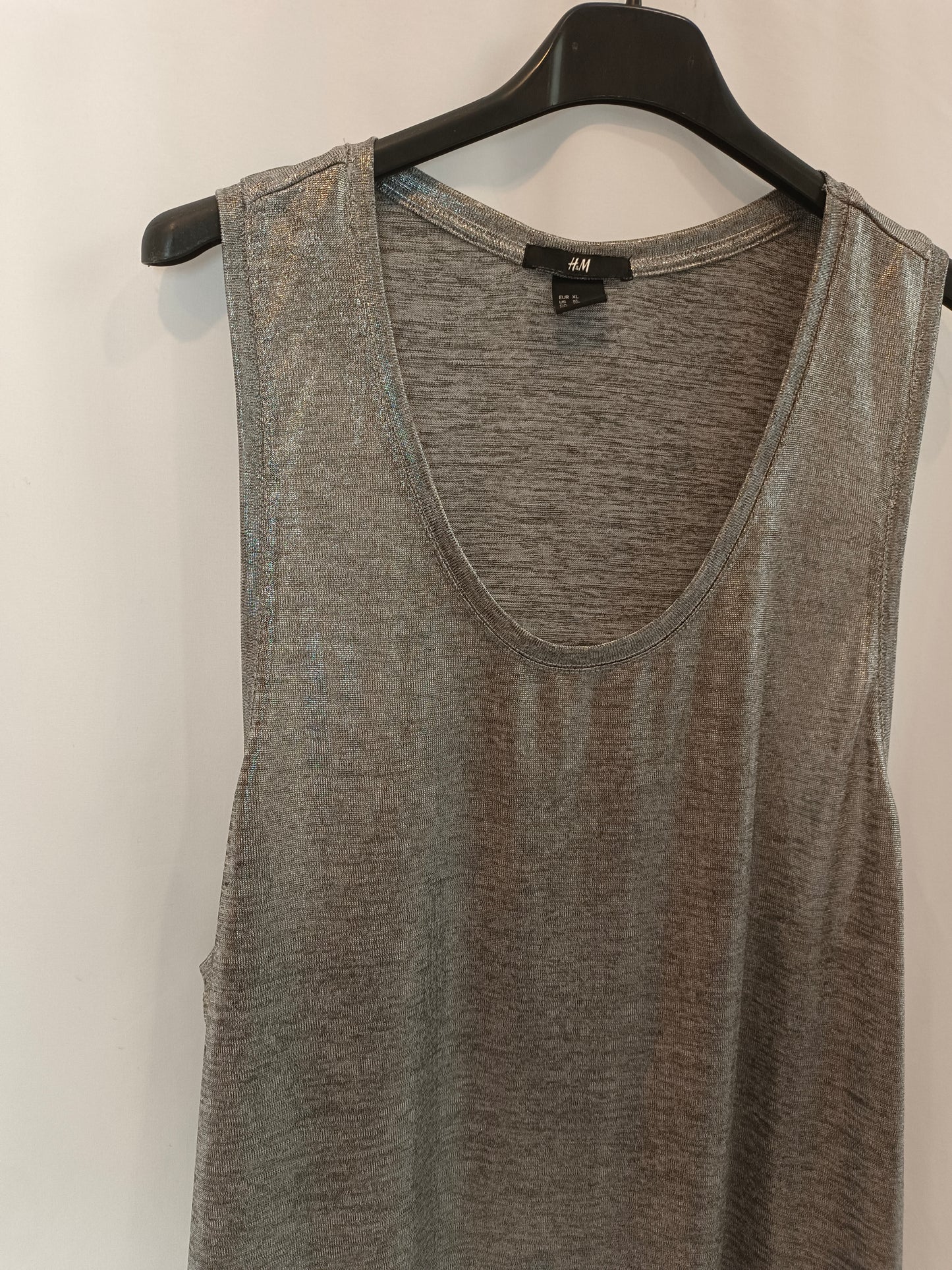 H&amp;M. Silver flowy T-shirt S.xl