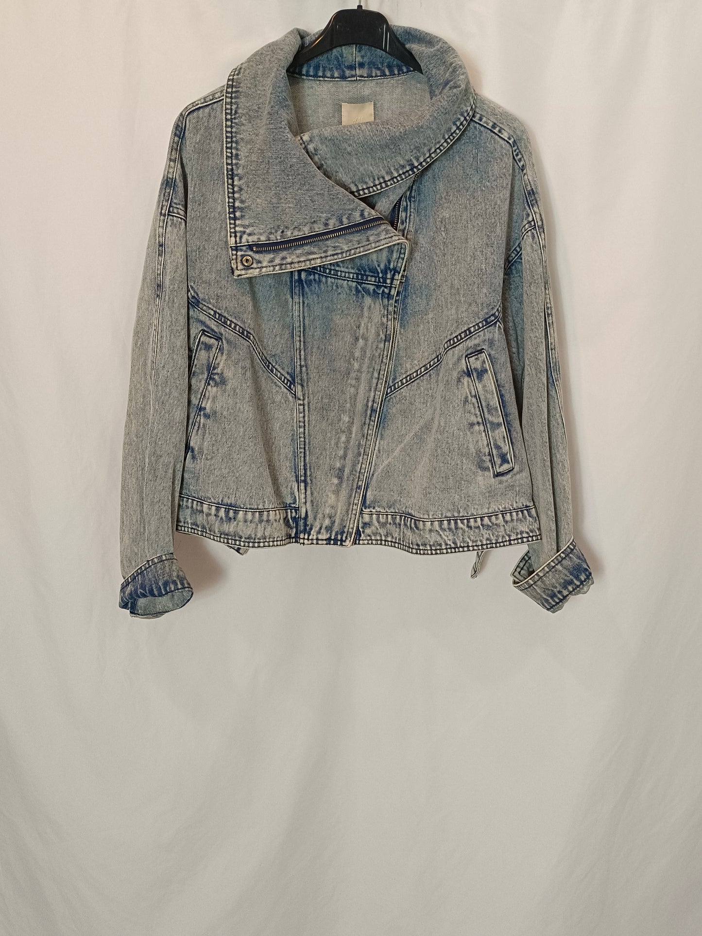 H&M. Cazadora denim efecto desgastado T.s