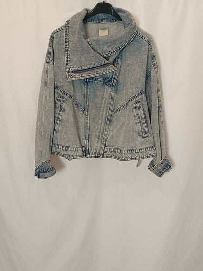 H&M. Cazadora denim efecto desgastado T.s