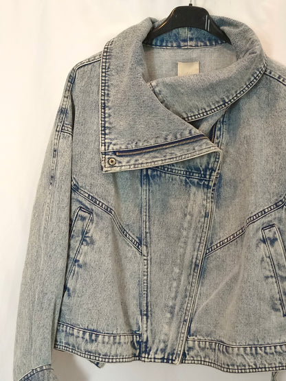H&M. Cazadora denim efecto desgastado T.s