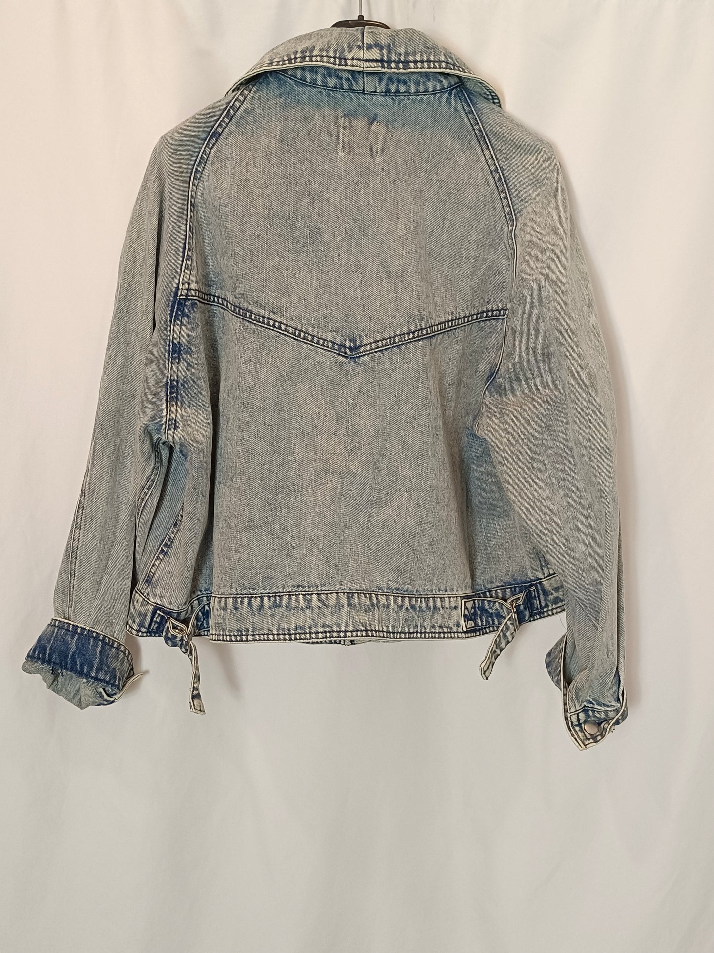 H&M. Cazadora denim efecto desgastado T.s