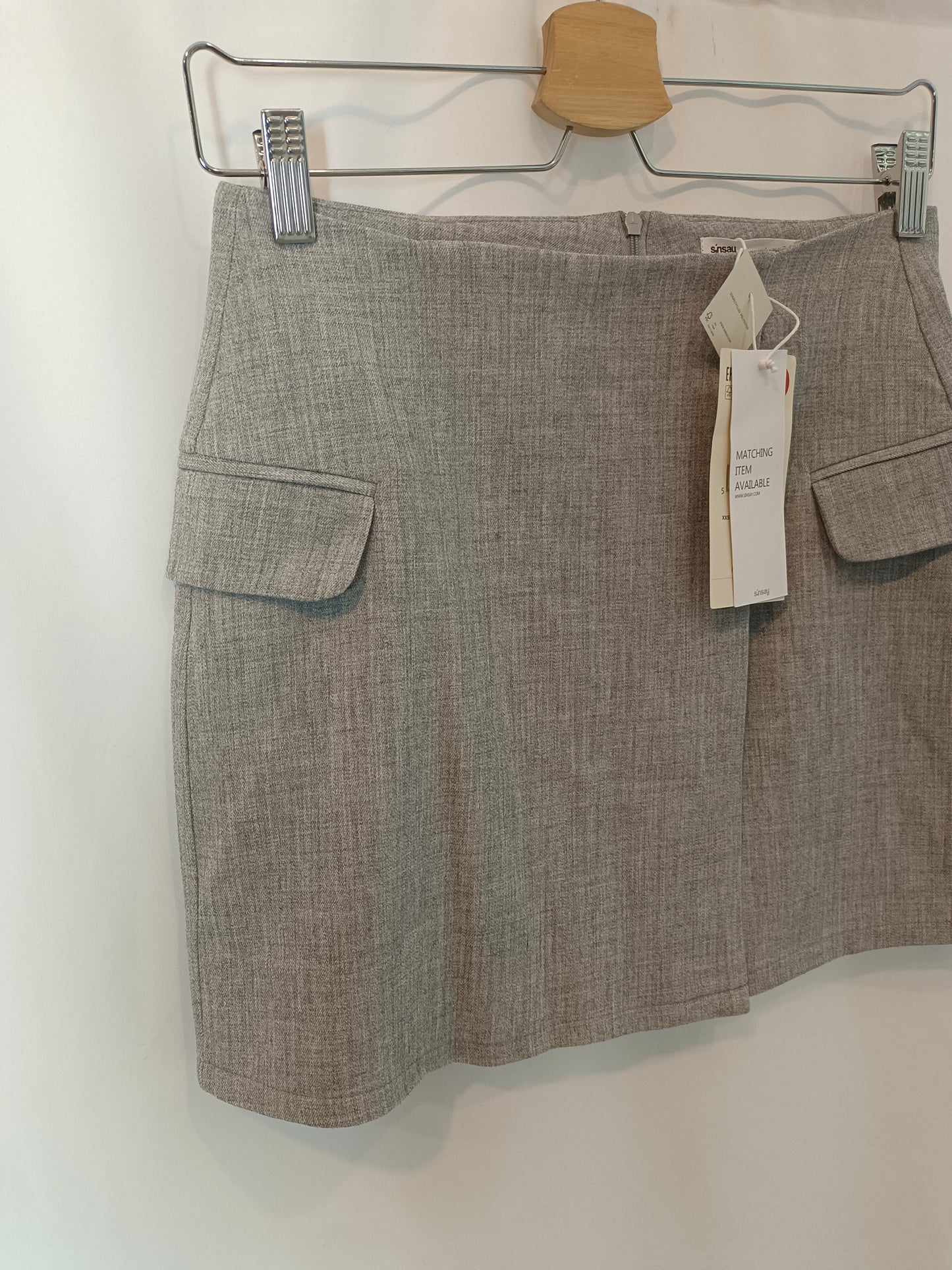 SINSAY. Gray skirt with Ts pockets