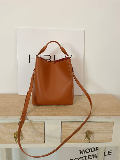 ADOLFO DOMINGUEZ. Bolso camel beige