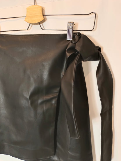 MANGO. Short faux leather skirt T.xs