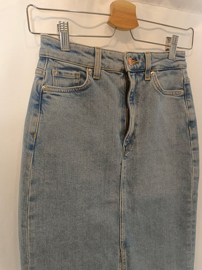 H&M. Falda denim midi T.34