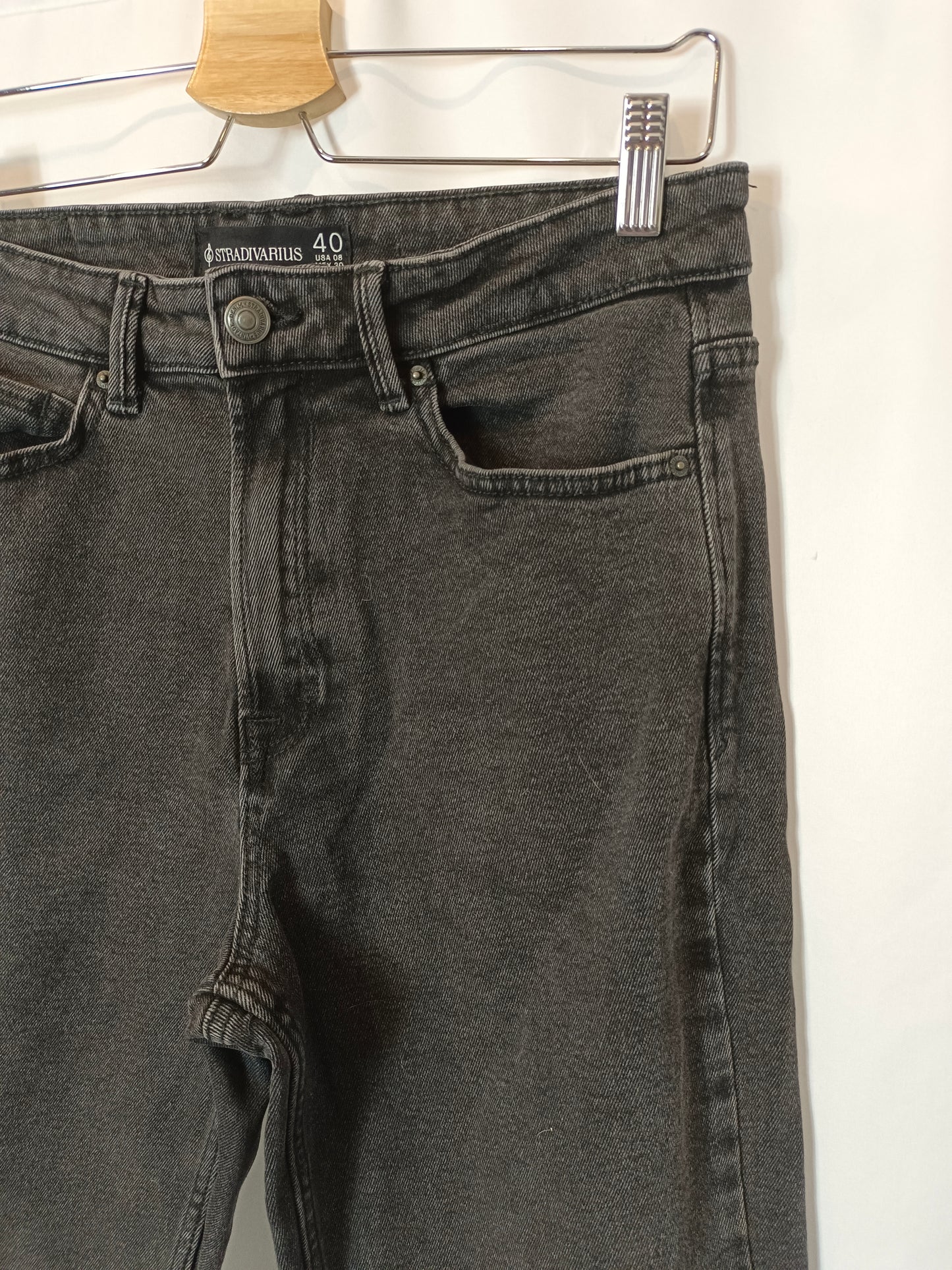 STRADIVARIUS. Denim negro semi-elástico. T 40