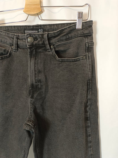 STRADIVARIUS. Denim negro semi-elástico. T 40
