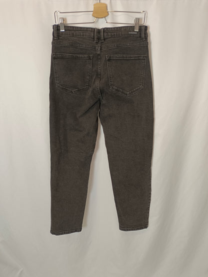 STRADIVARIUS. Denim negro semi-elástico. T 40