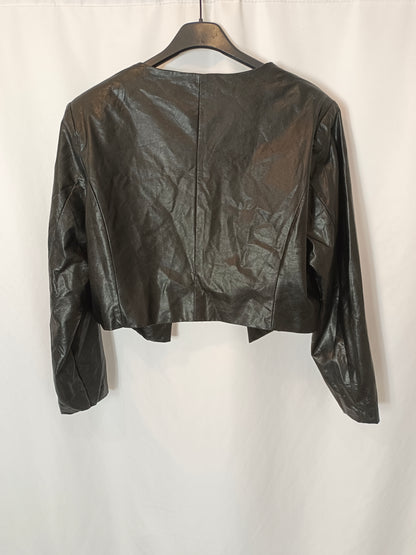 OXANA. Chaqueta crop efecto piel. T XL (L)