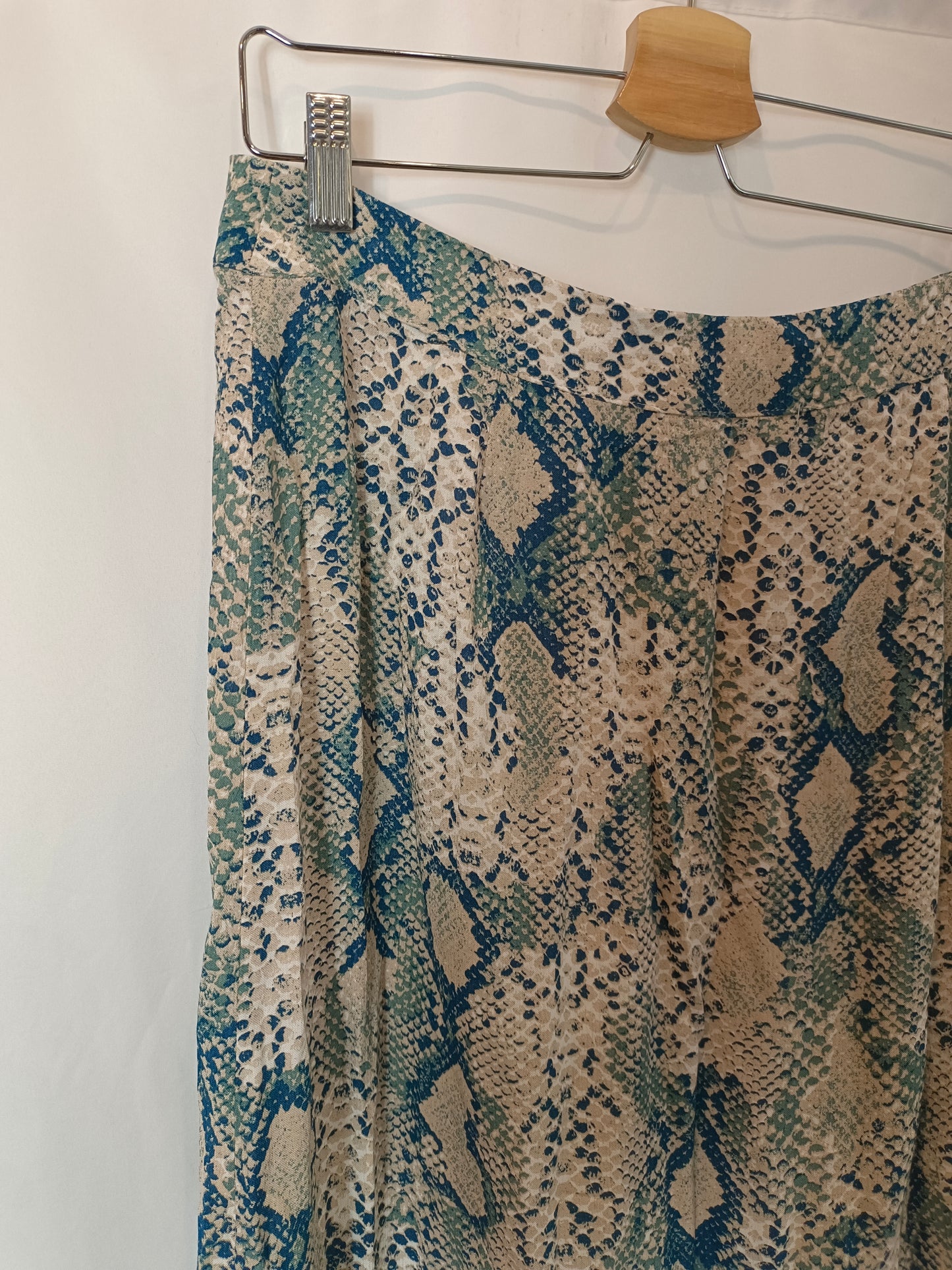 SYSTEMACTION. Falda midi fluida animal print. T 40