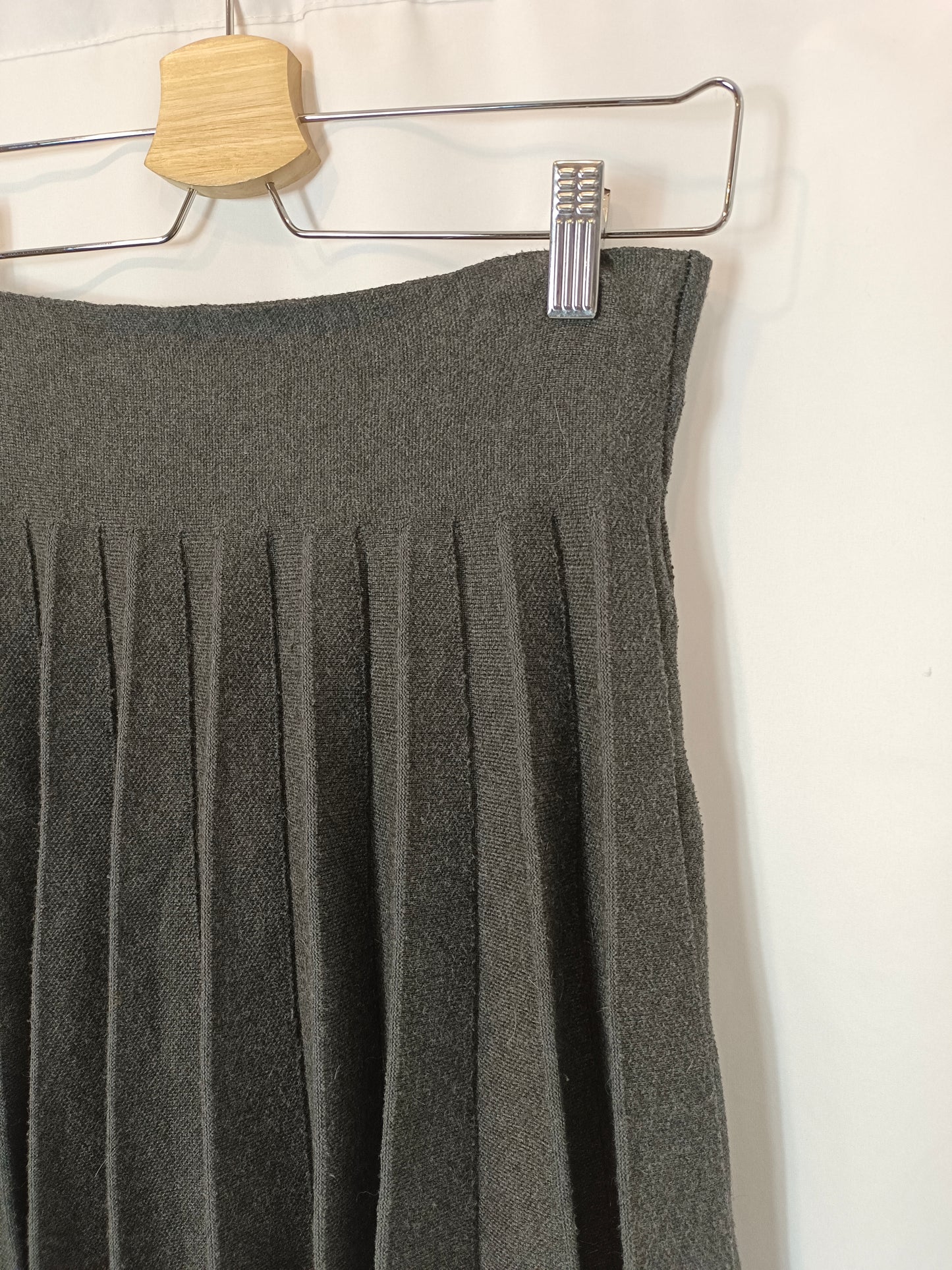 OTRAS. Falda gris punto tablas. T M