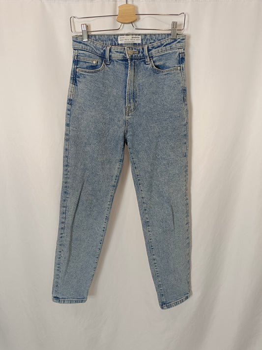 STRADIVARIUS. Denim efecto desgastado mom silm. T 38