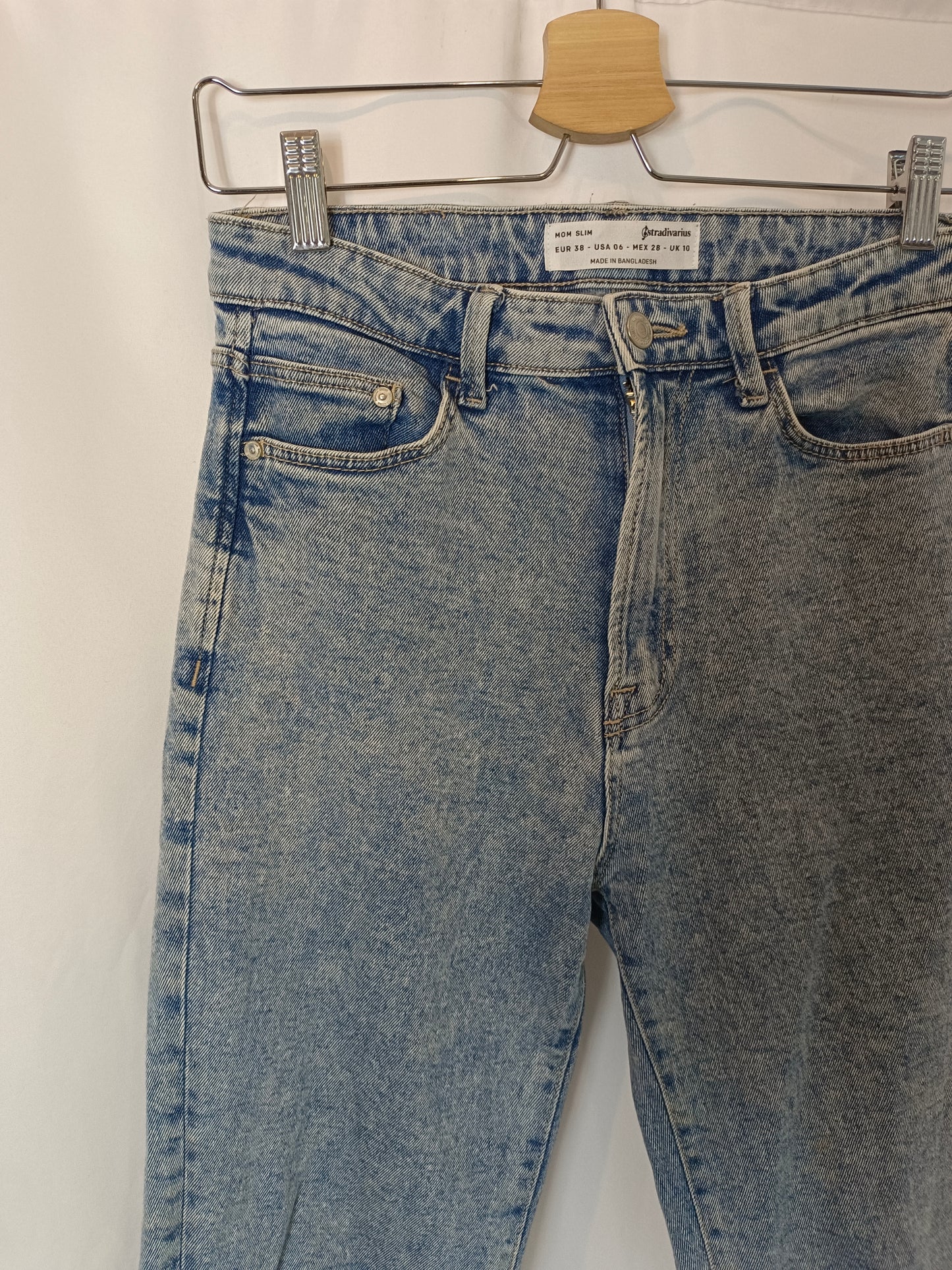 STRADIVARIUS. Denim efecto desgastado mom silm. T 38