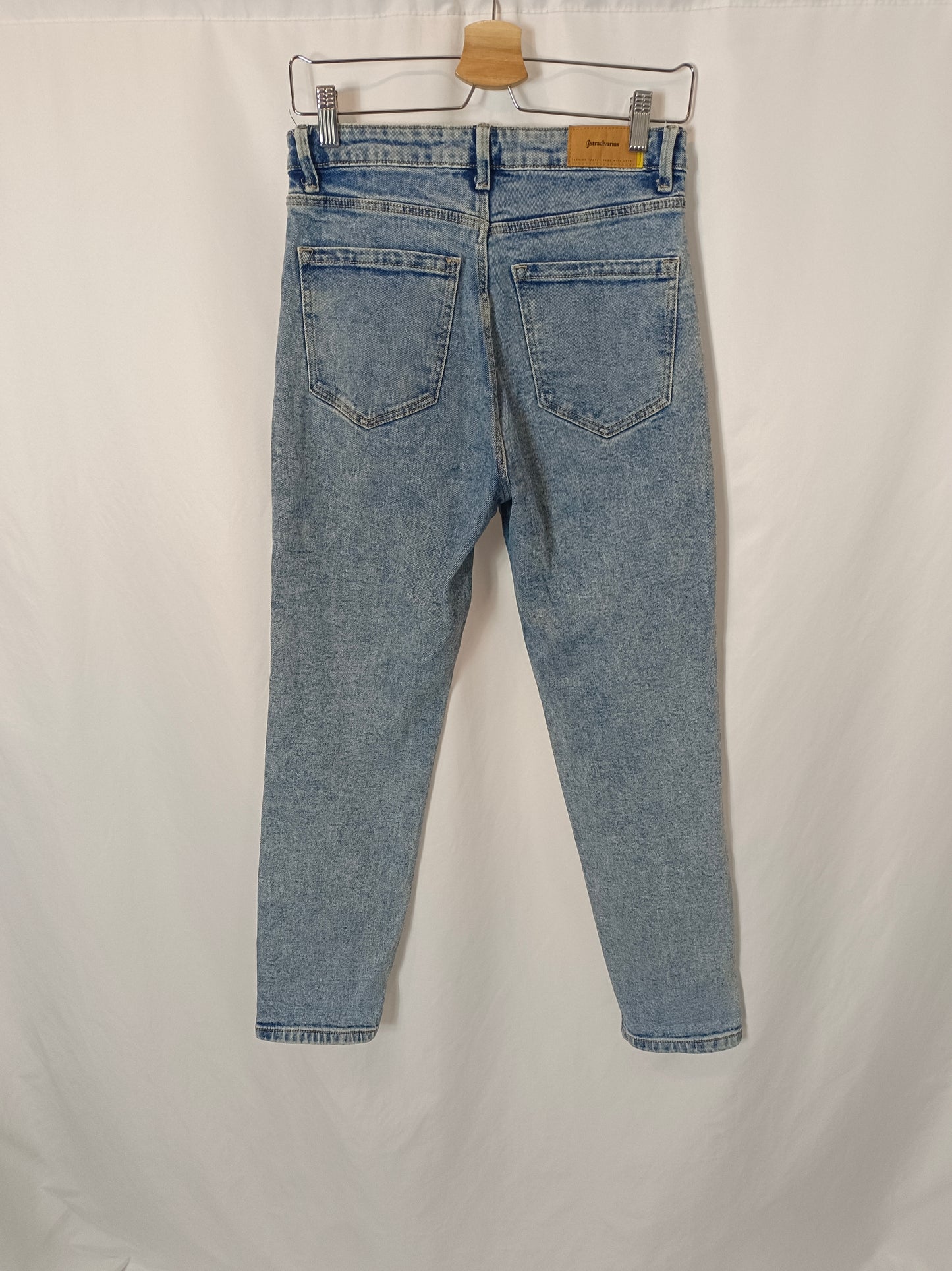 STRADIVARIUS. Denim efecto desgastado mom silm. T 38