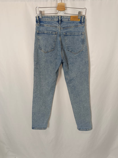 STRADIVARIUS. Denim efecto desgastado mom silm. T 38