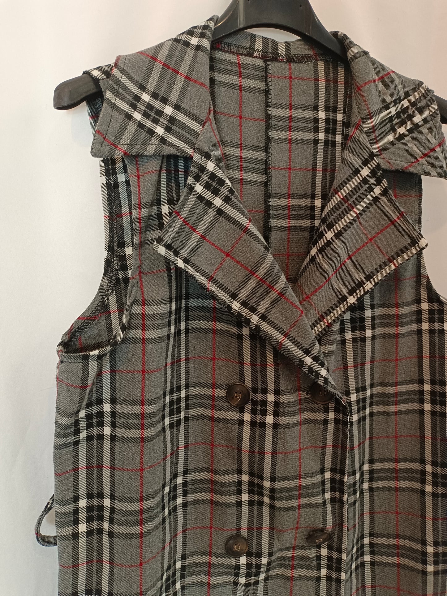 OTRAS. Chaleco gris cuadros. TU (M)