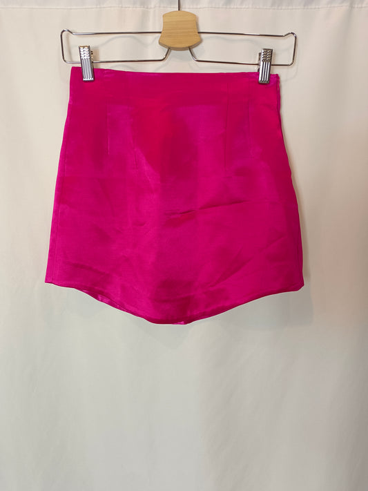 ZARA. Falda corta rosa satinada T.xs