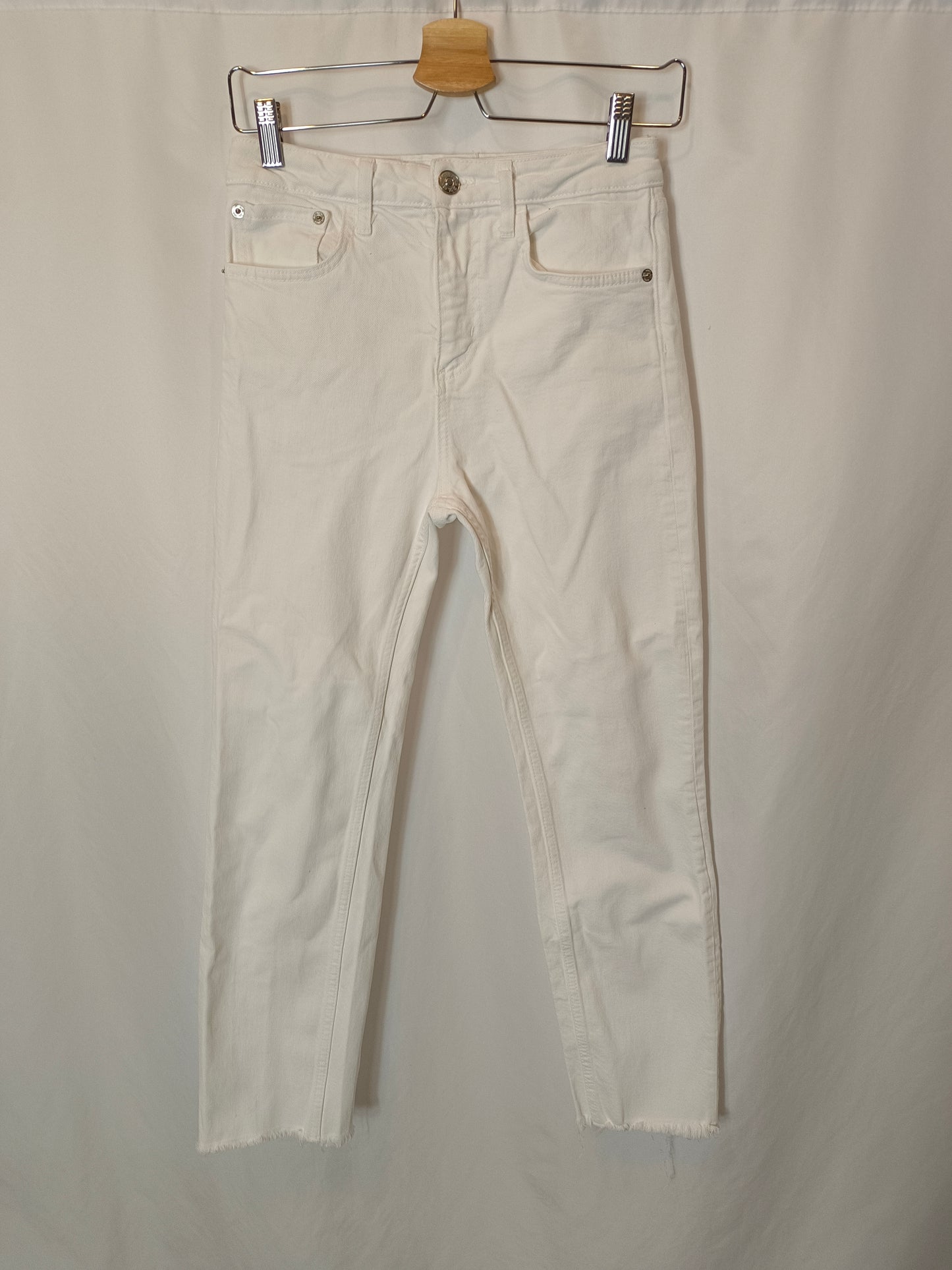 ZARA. Pantalón blanco recto denim T.36