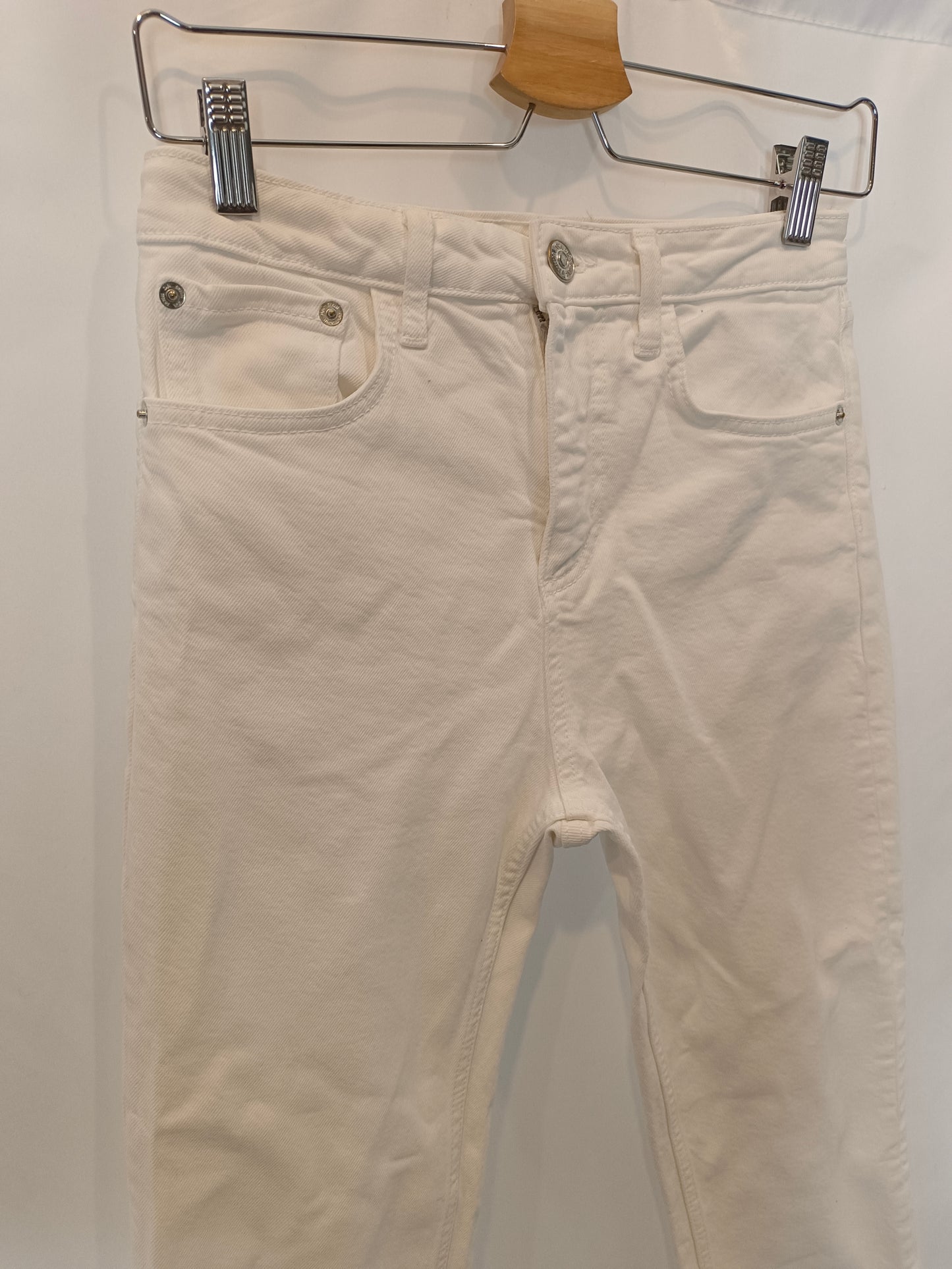ZARA. Pantalón blanco recto denim T.36