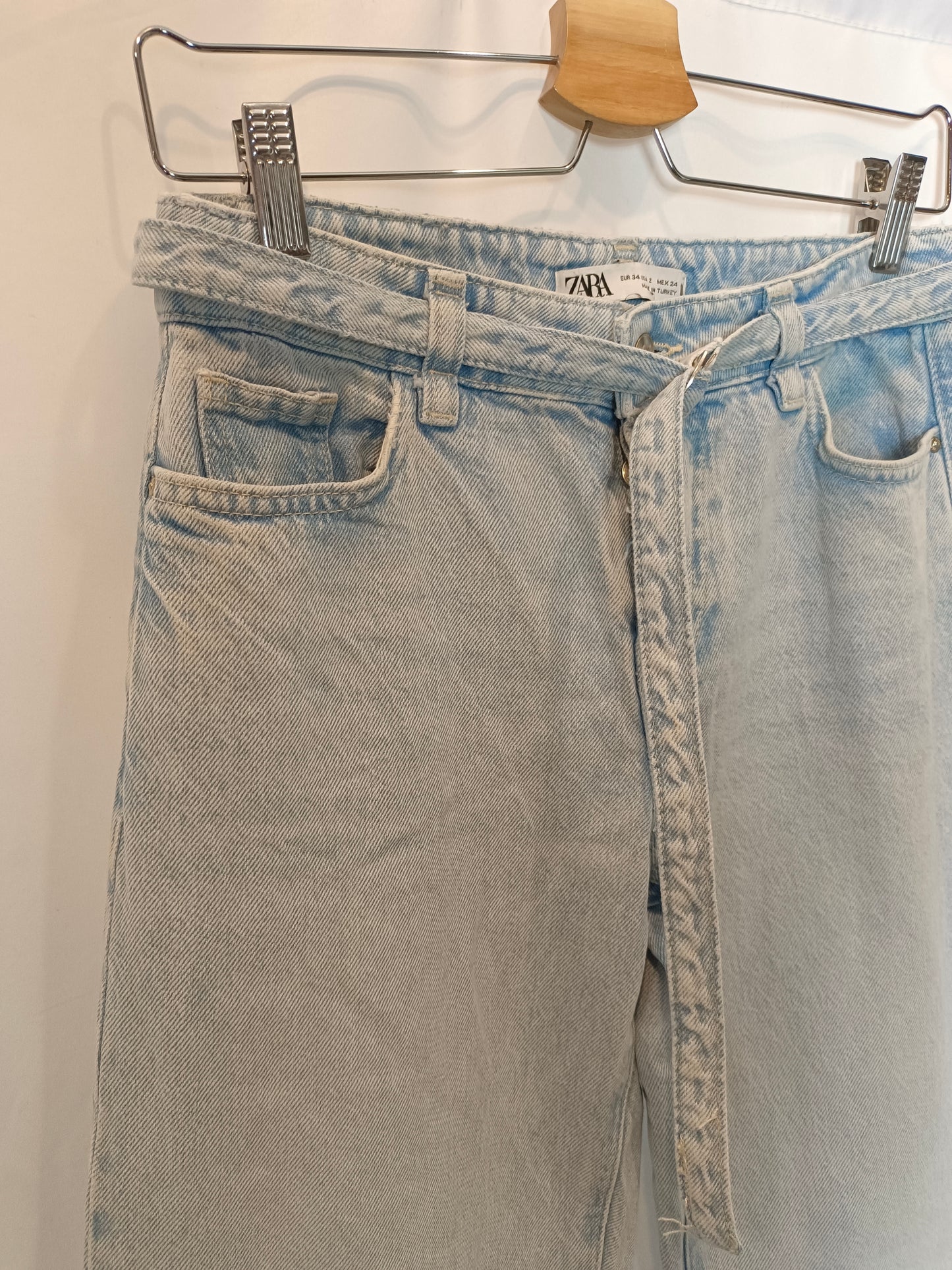 ZARA. Pantalón denim cinturón T.34