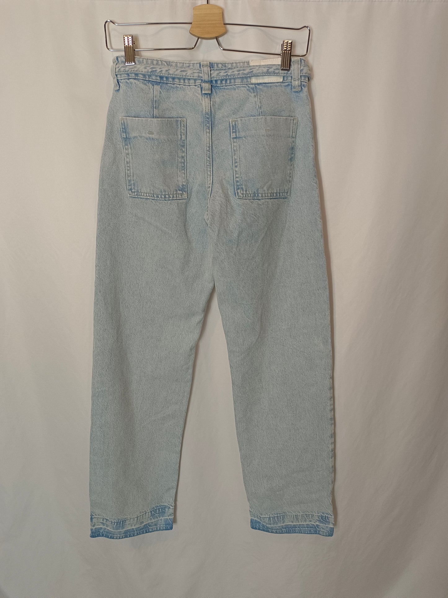 ZARA. Pantalón denim cinturón T.34