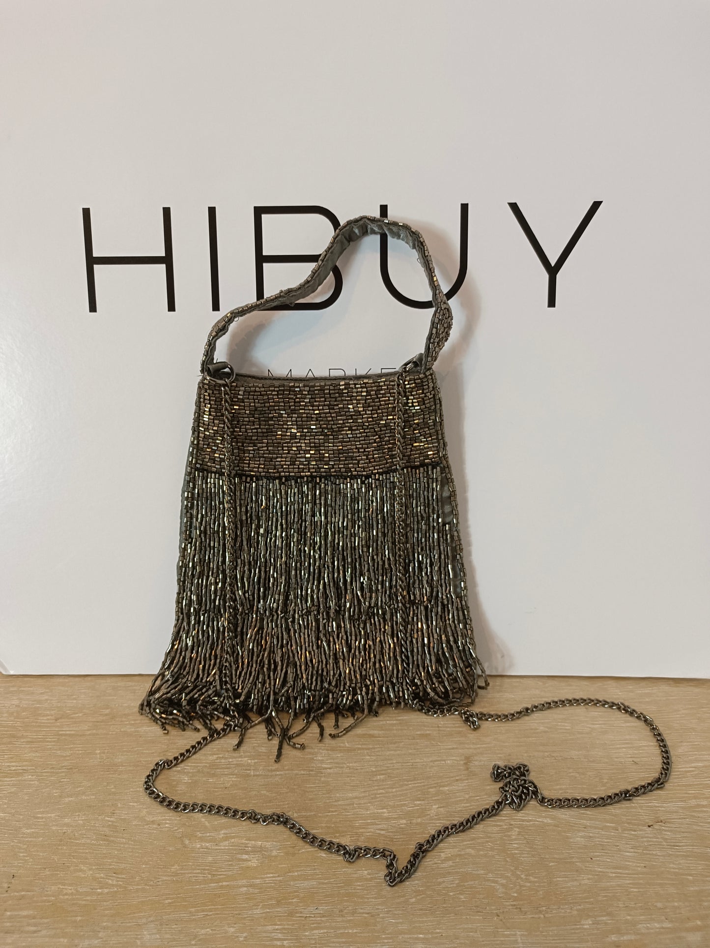 OTRAS.Bolso gris flecos abalorios