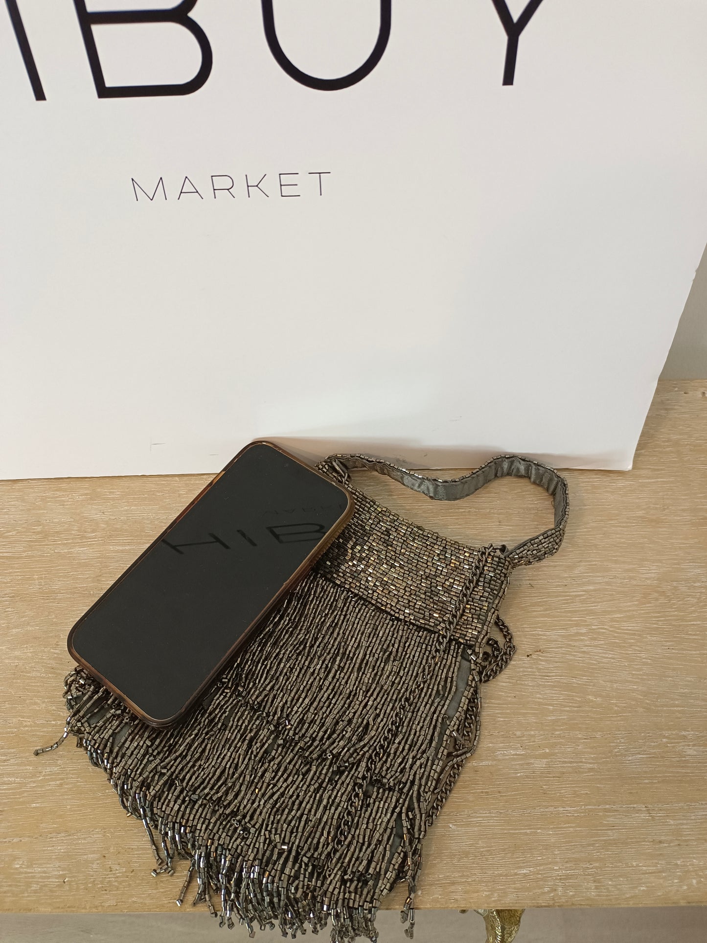 OTRAS.Bolso gris flecos abalorios