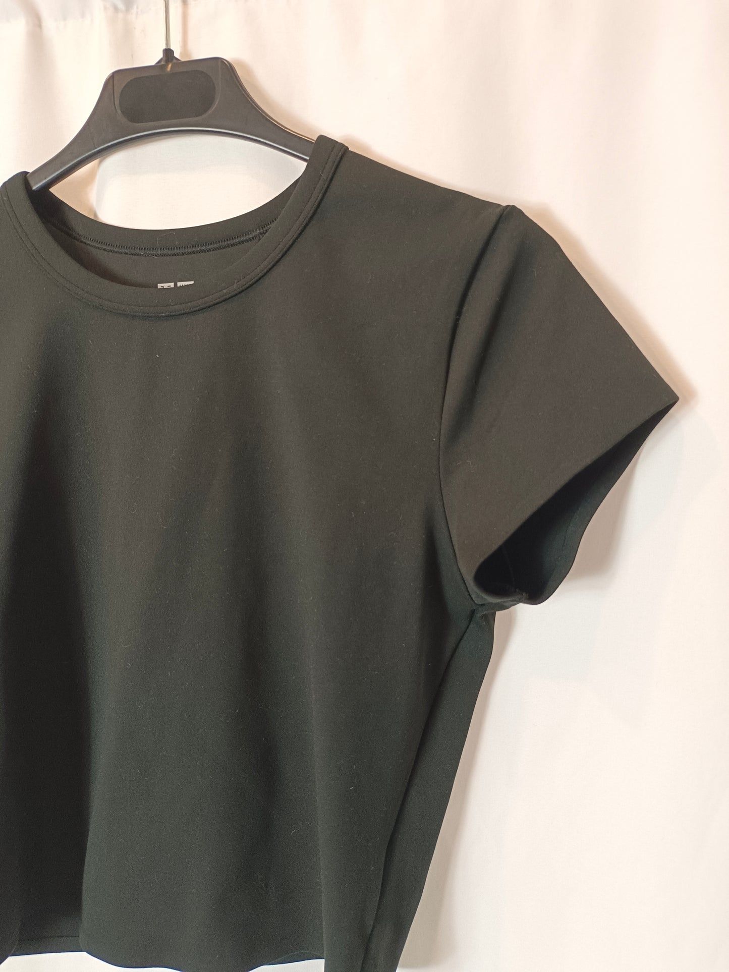 UNIQLO. Black cropped T-shirt T.xs