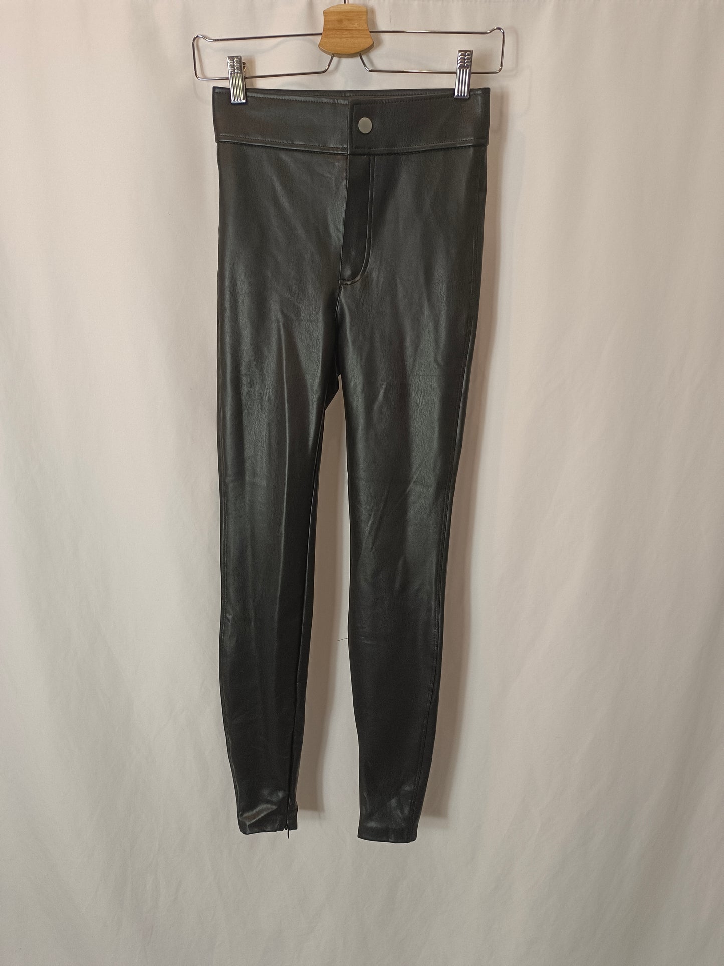 ZARA. Black faux leather leggings T.xs