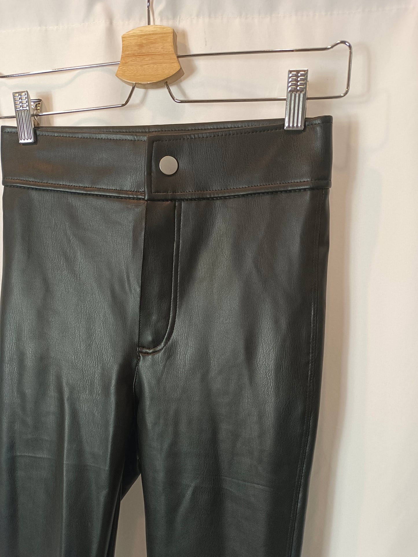 ZARA. Black faux leather leggings T.xs