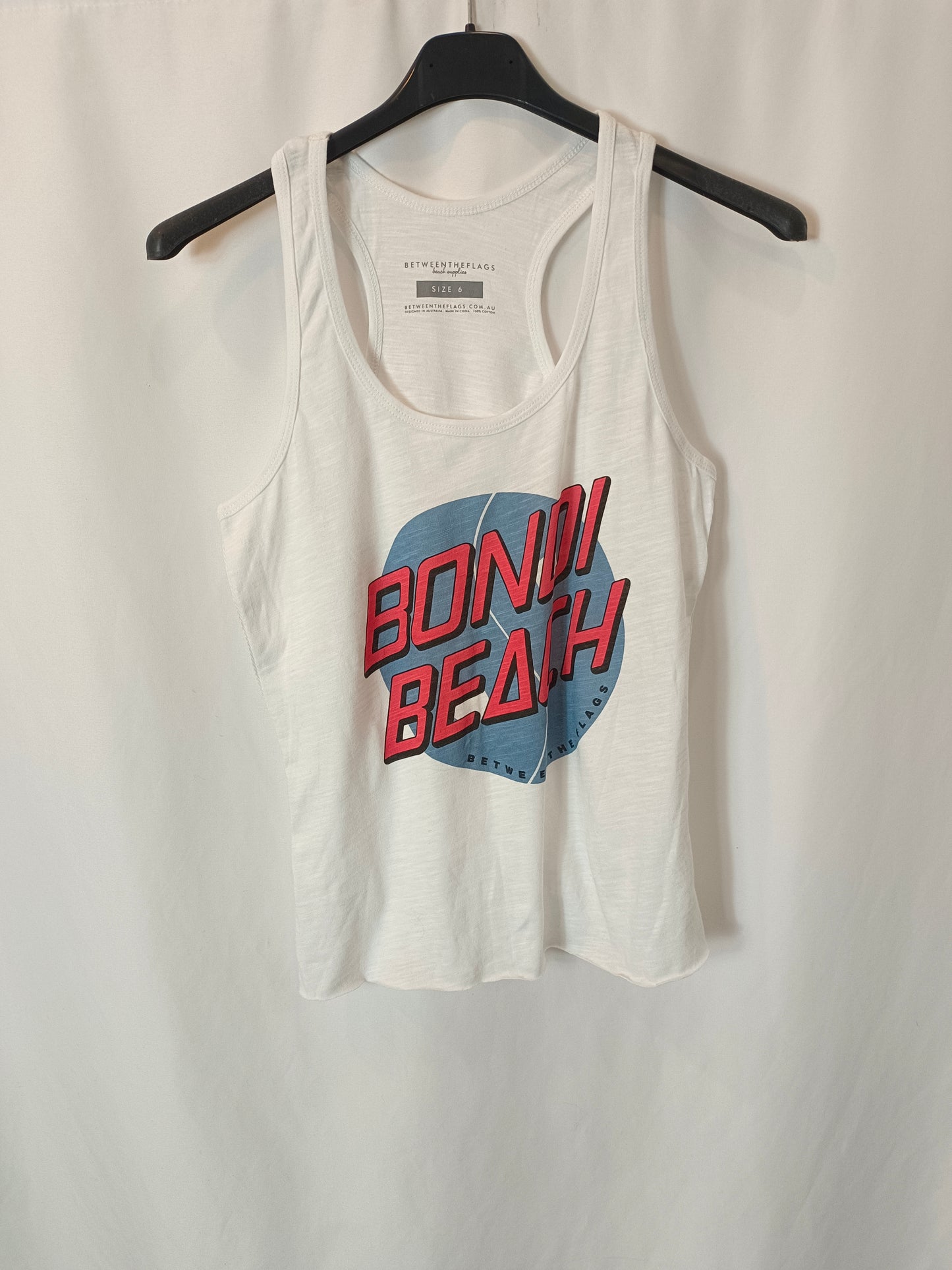 BETWEENTHEFLAGS. Camiseta blanca letras T.xs