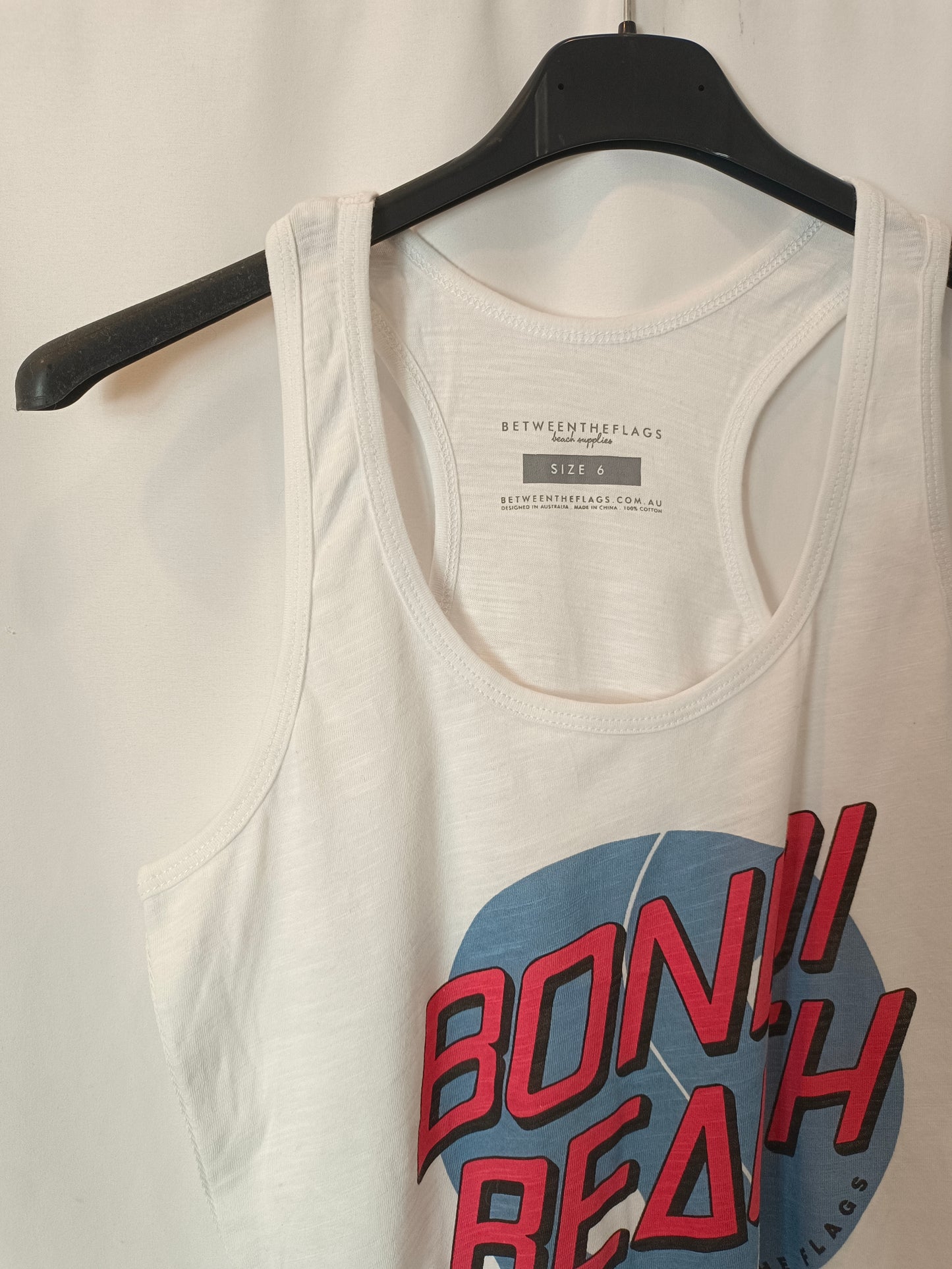 BETWEENTHEFLAGS. Camiseta blanca letras T.xs